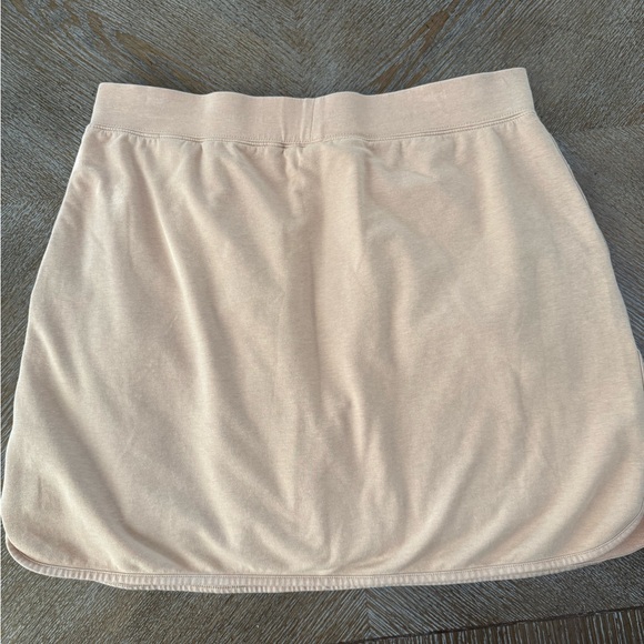 D & Co Beige Skort Large Pockets Stretchy  Rounded Hem Waist 34” Length 18” - Picture 6 of 6